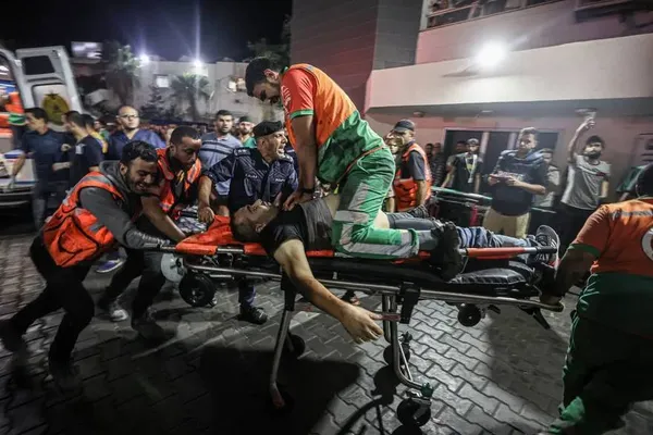 نوار غزه ـ یک افسر دفاع مدنی فلسطینی که در حملات اسرائیل مجروح شده بود در بیمارستان الشفاء بر روی برانکارد احیای قلبی عروقی می شود.