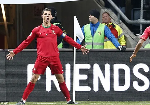 پرتغال: کریستیانو رونالدو (Cristiano Ronaldo) - مهاجم پرتغالی باشگاه رئال مادرید که یک تنه کشورش را در بازی پلی&zwnj;آف در برابر رقیبش زلاتان ابراهیموویچ، تیم سوئد را به جام جهانی برد، او یکی از گزینه&zwnj;های جدی توپ طلا و شاید کفش طلای جام جهانی 2014 است!