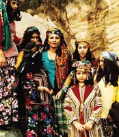فرح دیبا در میان زنان لرستانی سال ۱۳۵۶