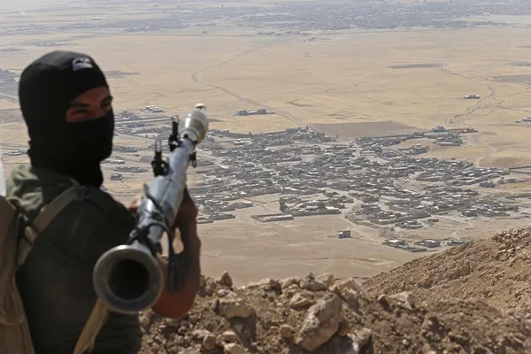 پیشمرگان مسلح کرد عراقی با استقرار در بلندی مشرف به روستای بارتله در خضیر و در نزدیکی موصل ـ که تحت کنترل تکفیریهای تروریست داعش است ـ مواضع آن&zwnj;ها را هدف قرار می&zwnj;دهد. /Euronews