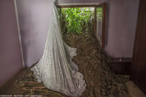 نمونه ای از عواقب سیل سهمگین بالکان. منزلی در بلگراد که سیل آن را به این روز درآورده است.
