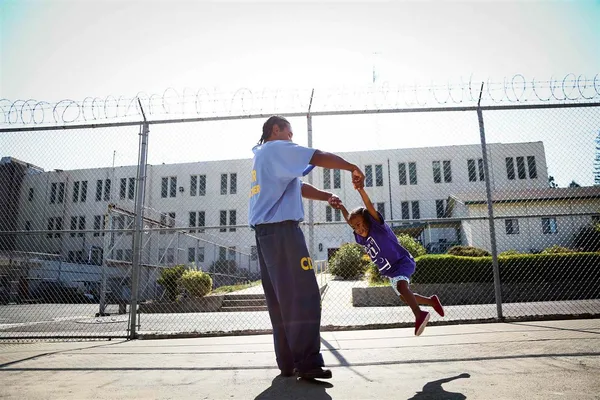 زندان فولسام در کالیفرنیا و طرحی برای توسعه ارتباط  عاطفی فرزندان با پدران زندانی خود/Reuters
