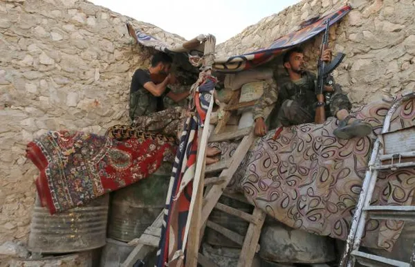 تروریستهای ارتش آزاد سوریه مخفی  بین مردم عادی  در شیخ نجار حلب/Reuters
