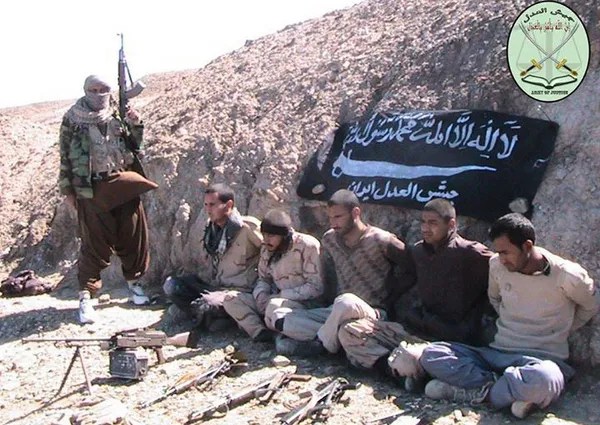 علی اصغر ميرشکاری، معاون امنيتی و انتظامی استاندار سيستان و بلوچستان، روز دوشنبه ۴ فروردین به خبرگزاری ايرنا گفت: &laquo;بر اساس تحقيقات به عمل آمده خبر شهادت يکی از پنج مرزبان ايرانی تاييد شده است.&raquo; به گفته علی اصغر ميرشکاری، جمشيد دانايی&zwnj;فر تنها درجه&zwnj;دار از ميان پنج مرزبان ربوده شده، کشته شده است/RFE/RL
