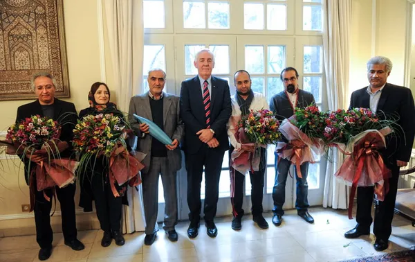 تقدیر از عوامل &laquo;حوض نقاشی&raquo; در اقامتگاه سفیر استرالیا در تهران/ایسنا
