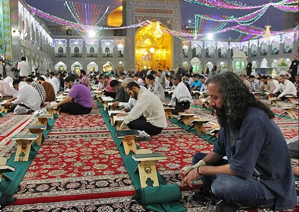 محفل انس با قرآن در صحن آزادی حرم امام رضا (ع) روز سه شنبه بعد از نمازصبح برگزار شد. /MEHR