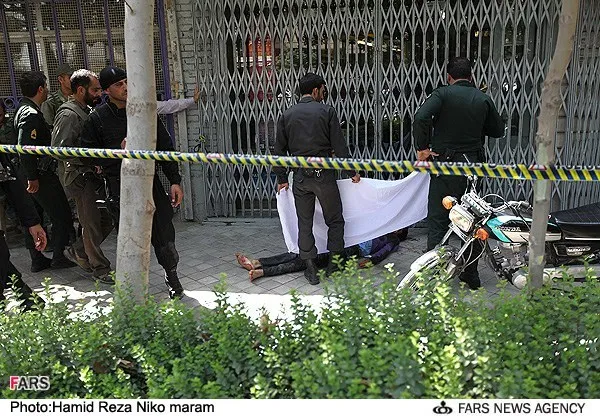 یکی از سارقان طلافروشی که پس از درگیری با نیروی انتظامی &zwnj;خود&zwnj;کشی کرد.
