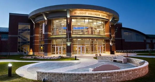 "دانشگاه داکوتای شمالی"(UNIVERSITY OF NORTH DAKOTA)

در این دانشگاه به سبک زندگی سالم دانشجویان اهمیت زیادی داده می&zwnj;شود.

اتاق&zwnj;های مدیتیشن یکی از امکانات به حساب می&zwnj;آید. علاوه بر آن یک کلاس آشپزی نیز برای دانشجویان وجود دارد تا بتوانند آشپزی را فراگیرند.