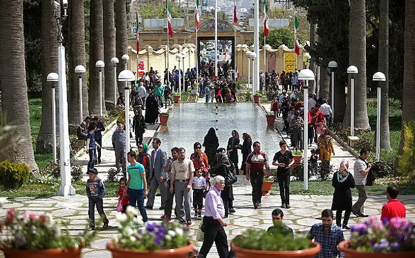 باغ عفیف آباد، یکی از جاذبه های گردشگری شیراز بوده که با آغاز تعطیلات، میزبان مسافران نوروزی از سراسر کشور شده است. /مهر
