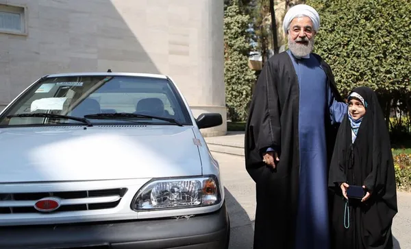 حجت الاسلام حسن روحانی رئیس جمهوری روز شنبه با اهدا کلید یک خودرو سواری پراید از تلاش&zwnj;های ریحانه خلفی دختر هشت ساله حافظ قرآن کریم و خانواده وی که سه فرزند دیگر آن&zwnj;ها نیز حافظ قران کریم هستند، تقدیر کرد./IRNA
