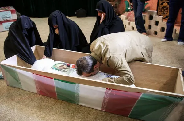 خانواده شهید حمید رضا فصیح نژاد که در منطقه فاو تفحص و با استفاده از آزمایش DNA شناسایی شده بود ، پنجشنبه شب پس از بیست و شش سال با پیکر فرزندشان دیدار کردند./ISNA
