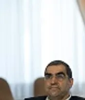 وزیر‌بهداشت‌در‌حال انجام‌جراحی‌چشم‌به‌صورت‌‌بلوتوثی