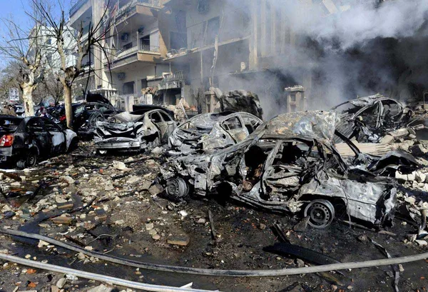انفجار در دانشگاه حلب؛ این خبر را نخستین&zwnj; بار تلویزیون دولتی سوریه اعلام کرد و ایسنا به نقل از این تلویزیون نوشت: &laquo;در دانشگاه حلب، یک بمب&zwnj;گذاری خونین انجام شده است&raquo;. خبر بمب&zwnj;گذاری در سوریه این روز&zwnj;ها اصلا شگفت&zwnj;انگیز نیست، ولی کمتر پیش آمده که در دانشگاه&zwnj;های مهم این کشور به مانند دانشگاه حلب، بمب&zwnj;گذاری&zwnj;هایی با تلفات گسترده رخ دهد. دانشگاه حلب از هشت ماه پیش به تظاهرات ضددولتی پرداخته بود؛ اما همیشه این تظاهرات کنترل شده است. اکنون هم گزارش مخالفان و هم منابع دولتی تأکید دارند که شمار کشته&zwnj;شدگان دو انفجار پیاپی در دانشگاه شهر حلب (در شمال سوریه) به بیش از هشتاد نفر رسیده است. دو انفجار مهیب روز سه شنبه در محل خوابگاه&zwnj;های دانشجویی و دانشکده معماری دانشگاه حلب روی داده است؛ منطقه&zwnj;ای شمار کشته&zwnj;شدگان را ۸۳ نفر دانسته، حال آن که فرمانداری حلب از ۸۲ کشته می&zwnj;گوید.