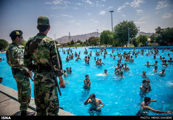 حضور مأموران انتظامی برای تأمین امنیت و تجمع جوانان در دریاچه مصنوعی پارک آبی