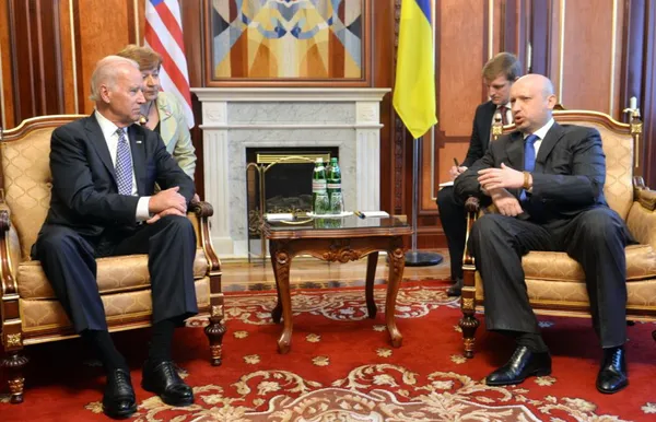 اولکساندر تورچینف، رئیس&zwnj;جمهوری دولت موقت اوکراین صبح روز سه&zwnj;شنبه، با جو بایدن، معاون رئیس&zwnj;جمهوری امریکا در کی&zwnj;یف دیدار کرد. جو بایدن، معاون رئیس&zwnj;جمهوری آمریکا، روز سه&zwnj;شنبه، به نمایندگان پارلمان اوکراین گفت: &laquo;آمریکا در کنار اوکراین مقابل تهدیدهای تحقیرآمیز ایستاده است&zwnj;&raquo;./AFP
