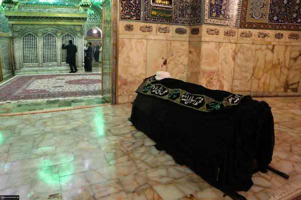 پیکر آیت&zwnj;الله طبسی تولیت فقید آستان قدس رضوی در مقابل ضریح مطهر حضرت علی بن موسی الرضا علیه&zwnj;السلام