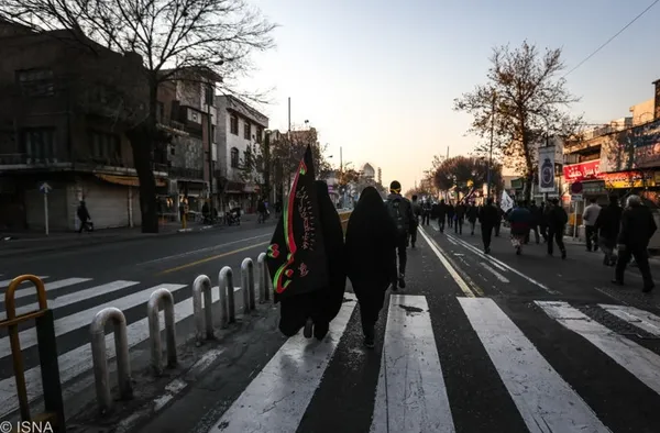 راهپیمایی عزاداران حسینی در بامداد اربعین در تهران 
