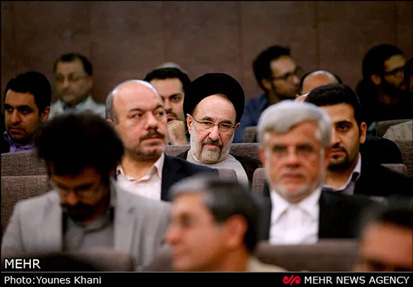 مراسم ختم پدر شهاب طباطبایی، عصر امروز با حضور محمد خاتمی در محل مسجد جامع شهرک غرب برگزار شد.