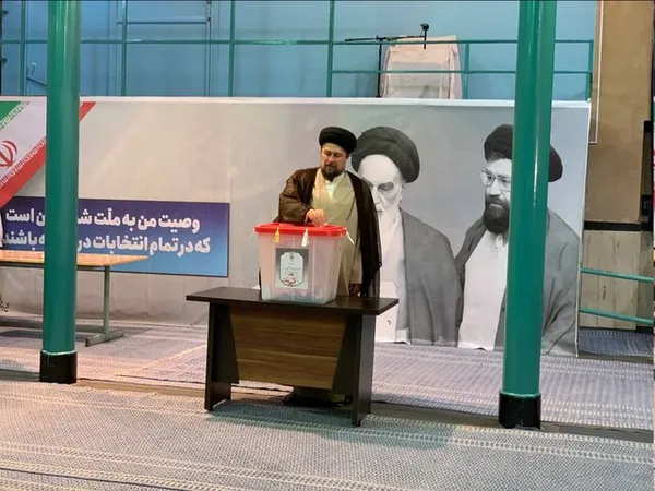 حجت&zwnj;الاسلام سیدحسن خمینی یادگار امام راحل به همراه پسرش سیداحمد خمینی: امروز را تبدیل به جشن ملی کنیم، فردا روز وفاق است و باید اختلافات در دوران رقابت ها کنار گذاشته شده و به هر کسی که رییس جمهور می شود، برای رفع مشکلات کمک شود.