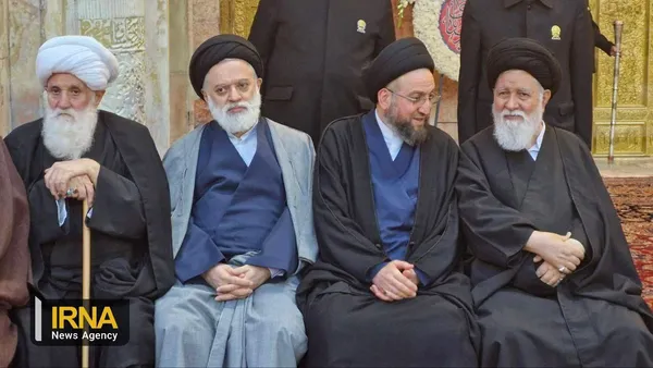 آیت الله علم الهدی، سید عمار حکیم و حجت الاسلام والمسلمین سیدمصطفی خامنه&zwnj;ای فرزند ارشد رهبر انقلاب در مراسم تشییع و تدفین و رئیس جمهور شهید در حرم مطهر امام رضا (ع)