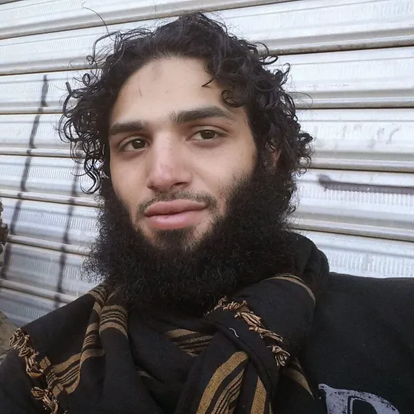 طا&zwnj;ها شید (Taha Shade) &zwnj;۲۷ ساله متولد شهر صنعتی تروله&zwnj;تان سوئد در ماه می&zwnj; ۲۰۱۳ چنانچه خودش می&zwnj;گفت، وطن خود را برای کمک به خلیفه البغدادی ترک کرد. نهادهای مالیاتی سوئد درآمد سالیانه وی پیش از عزیمت به سوریه را بیش از ۳۲۰۰۰ یورو اعلام کرده&zwnj;اند. طا&zwnj;ها پنج ماه پیش از انجام عملیات انتحاری&zwnj;اش در ژانویه ۲۰۱۴ با &laquo;ام هاریتا&raquo;ی بیست ساله تروریست داعشی اهل کانادا ازدواج کرده بود.