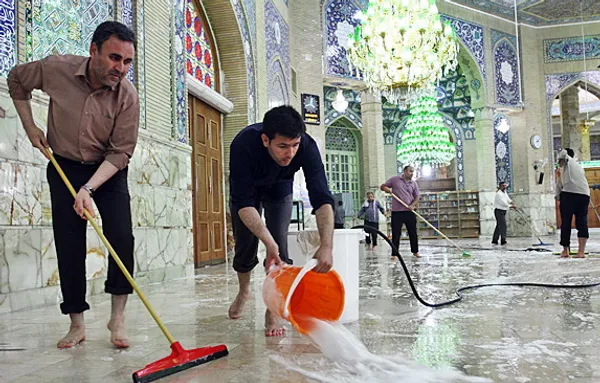  مسجد مقدس جمکران در آستانه نیمه شعبان ولادت با سعادت حضرت صاحب الزمان (عج)پیش از ظهر دوشنبه با حضور خادمان مسجد و اقشار مختلف مردم غبارروبی شد/MEHR
