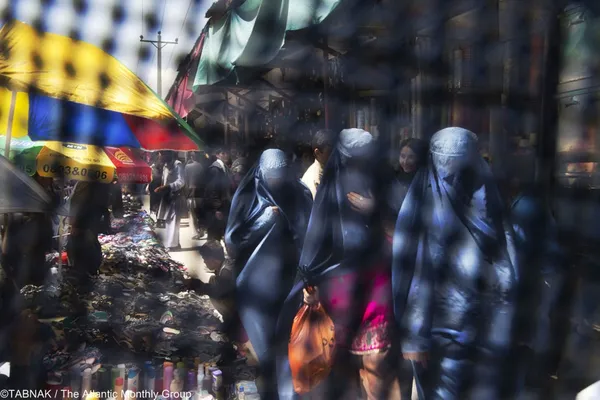 عکس از پشت یک برقع زنان افغان در آوریل ۲۰۱۳