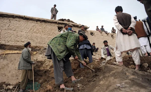 در پی بارش شدید باران و رانش زمین در استان بدخشان افغانستان واقع در شمال شرقی این کشور، روستایی زیر خاک و سنگ مدفون و هزاران نفر مفقود شدند.