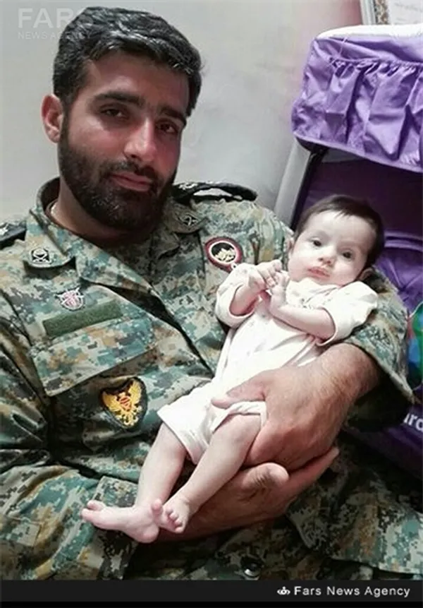 شهید مهدی ثامنی در کنار فرزندش