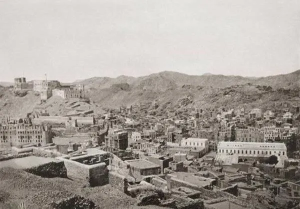 نمایی از شهر مکه از بلندای یکی از کوه&zwnj;های اطراف این شهر