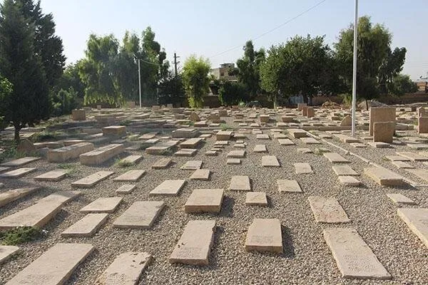 همسان&zwnj;سازی سنگ گورهای تاریخی گورستان دارالسلام که سبب نابودی بخشی از هویت این آرامستان شده است.
