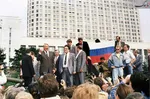 19 اوت 1991/مسکو
نخستین رئیس جمهور روسیه در جریان کودتای ماه اوت روی یک خودروی زرهی برای هوادارانش سخنرانی می کند
