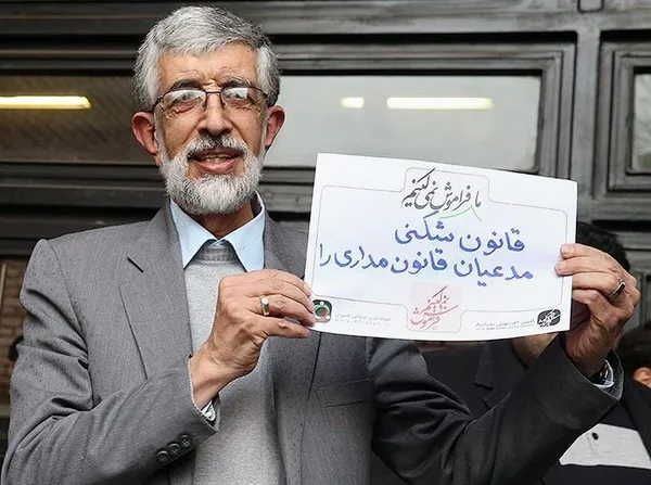 حداد عادل در حاشیه مراسم گرامیداشت شهید احمدی&zwnj;روشن در دانشگاه شریف./TASNIM
