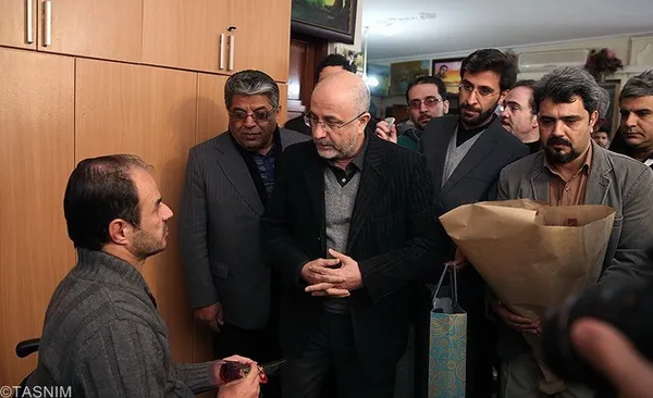 علی مرادخانی معاون هنری وزیر ارشاد در آسایشگاه جانبازان ثارالله