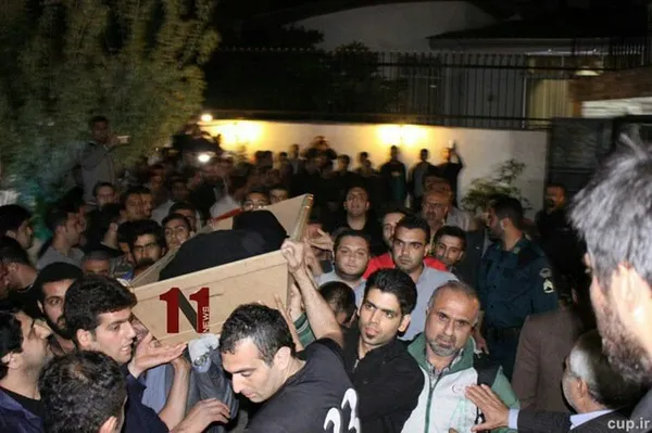  پیکر مهرداد اولادی از سردخانه بیمارستان ولی عصر قایم شهر به منزل پدری آورده شد