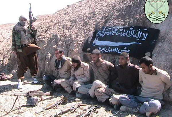 تلویزیون &laquo;العربيه&raquo; فيلمی از پنج سرباز ربوده شده ايرانی منتشر کرده که گفته می&zwnj;شود &zwnj;پنجشنبه ۲۴ بهمن به اين سايت فرستاده شده و در آن سربازان ایرانی، خواستار پذیرش درخواست&zwnj;های ربایندگان از سوی جمهوری اسلامی ایران شده&zwnj;اند/RFE/RL
