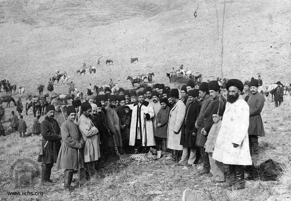 [141- 4ع]
شکارگاه دوشان‌تپه؛ مظفرالدين ‌شاه پس از شکار پلنگي ديگر (1314ق)