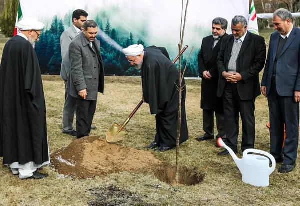 کاشت یک اصله نهال توسط رئیس جمهور.

