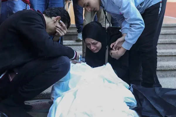 خان یونس، غزه ــ فلسطینی ها اجساد افرادی را که در حمله هوایی اسرائیل شهید شده اند جمع آوری می کنند.