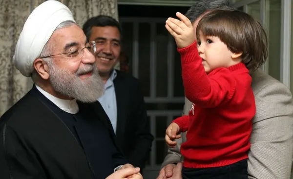 حجت الاسلام حسن روحانی رییس جمهوری اسلامی ایران شامگاه چهارشنبه با خانواده شهیدان محمد حسین،حمید و احمد عنایتی دیدار و گفتگو کرد.
