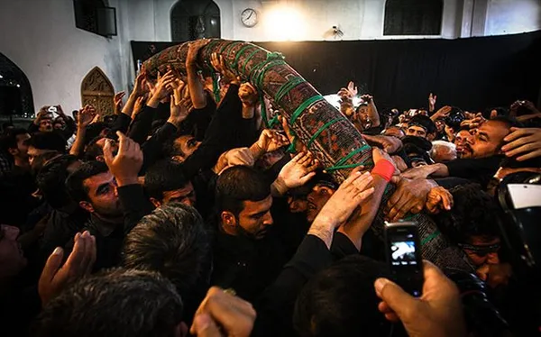 مراسم آیینی مذهبی قالیشویان در سالروز شهادت سلطانعلی ابن امام محمد باقر(ع) صبح روز جمعه با حضور عاشقان اهل بیت (ع) در مشهد اردهال کاشان برگزار شد./MNA
