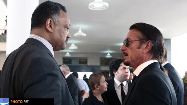 شان پن در کنار کشیش آمریکایی جسی جکسون در مراسم خاکسپاری هوگو چاوز