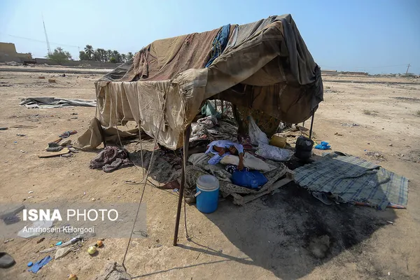  تعدای زیادی از این چادر&zwnj;ها محل زندگی افرادی است که دچار اعتیاد هستند. 
