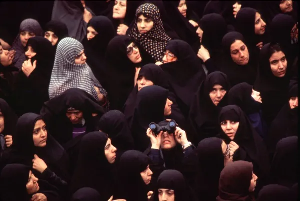 بیرون پنجره اتاق آیت الله در مدرسه رفاه، صدها زن چادریبرای یک لحظه دیدن امام گرد هم آمده&zwnj;اند