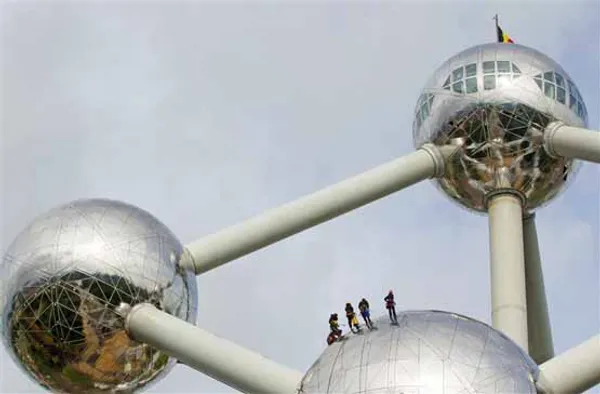 تمیز کردن برج اتومیوم در بروکسل، اتومیوم(Atomium) ، بنایی است که برای نمایشگاه بین المللی بروکسل ، بلژیک به نام (Expo 58) در سال 1958 ساخته شده و به عنوان نماد معماری نوین بلژیک شناخته می شود.