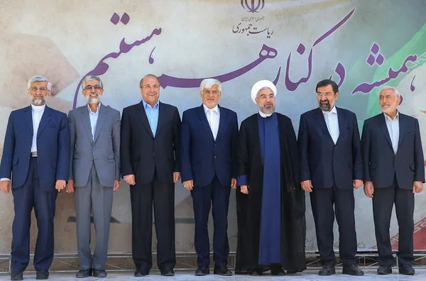 عصر شنبه حسن روحانی به همراه شش تن از رقبای خود در جریان یازدهمین دوره انتخابات ریاست جمهوری در جمع خبرنگاران و عکاسان حضور پیدا کردند و عکس یادگاری گرفتند./ISNA
