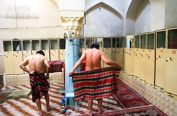 خشک کردن اعضای بدن با لنگ گرمابه عمومی