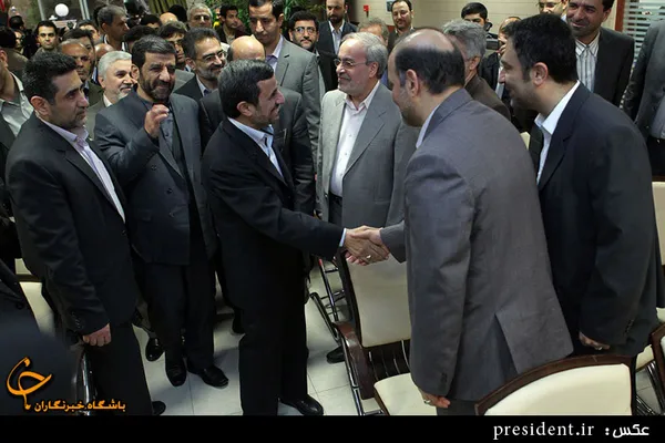 رئیس جمهور صبح روز شنبه برای افتتاح دو شبکه جدید تلویزیونی به جام جم رفت. آن هم درست روزی که روزنامه دولت رسانه ملی را به حزبی بودن متهم کرده بود. شوخی های ضرغامی با بودجه و رئیس جمهور با مجری مشهور مناظره های سال ۸۸ با عبارت کلیدی "بگم بگم" از حاشیه های این مراسم بود. شنبه ۱۲-۱۲-۹۱