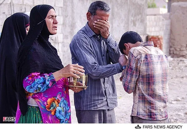 بدرقه سید علی حسینی یکی از سه جوان در روستای دارالمیزان شهرستان مهر در استان فارس مبتلا به بیماری نادر پوستی