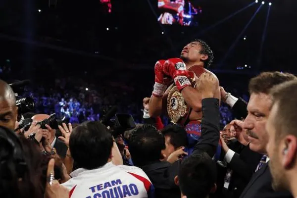 جشن پیروزی &laquo;Manny Pacquiao&raquo; از فیلیپین بر &laquo;&zwnj;Brandon Rios&raquo; از ایالات متحده، در طول سازمان جهانی بوکس بین&zwnj;المللی&zwnj; در هتل ونیزی ماکائو